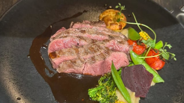 Taurus Gold Steak | gepofte pastinaak | kruidige hollandaise  - eFFe in 't Dorp, Julianadorp