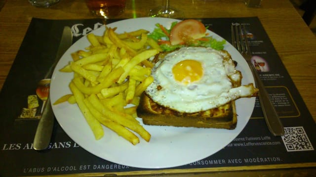 Croque madame, frites & salade - Le Diplomate