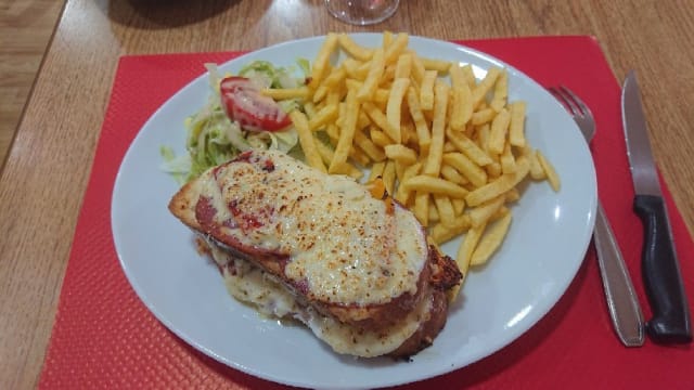 Croque campagnard, frites & salade - Le Diplomate