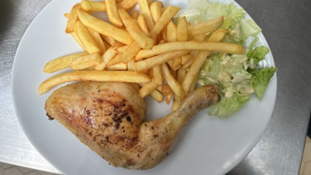 Cuisse de poulet rôti, frites & salade - Le Diplomate, Puteaux