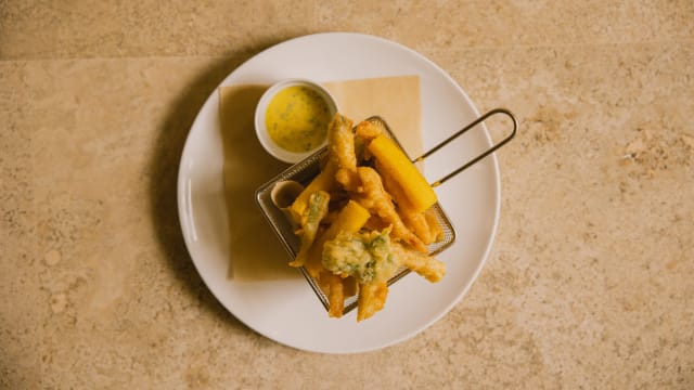 Seasonal vegetable tempura with tartar sauce - ERA CONVIVIAL CAVE RESTAURANT, Matera