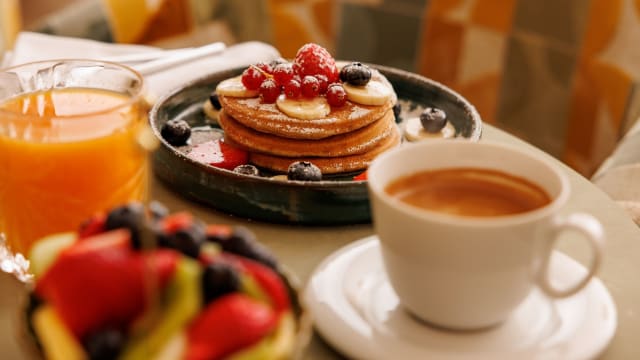 Homemade whole wheat banana pancakes with berries & maple syrup - Aurora Bistro e Bar