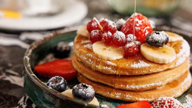 Homemade whole wheat banana pancakes with berries & choclate - Aurora Bistro e Bar