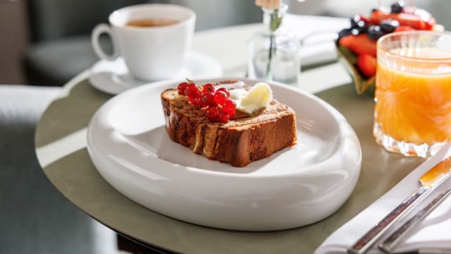 Homemade toasted banana bread with salted butter from Matera & red currant - Aurora Bistro e Bar