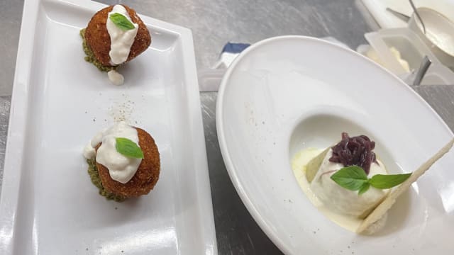 Crocchetta di pappa al pomodoro con pesto e stracciatella pugliese - Murales Bistro'