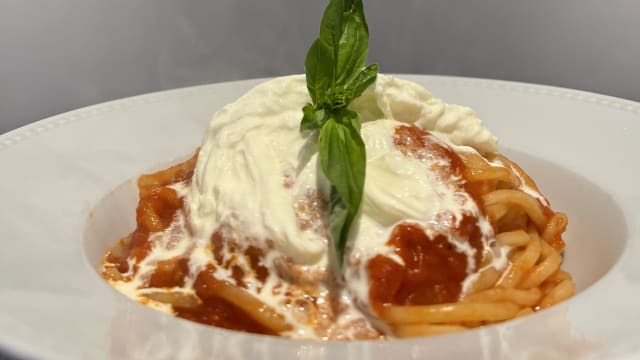 Spaghetti alla chitarra con pomodoro San Marzano e stracciatella - Domenica. Pasta fresca ristorante, Etterbeek