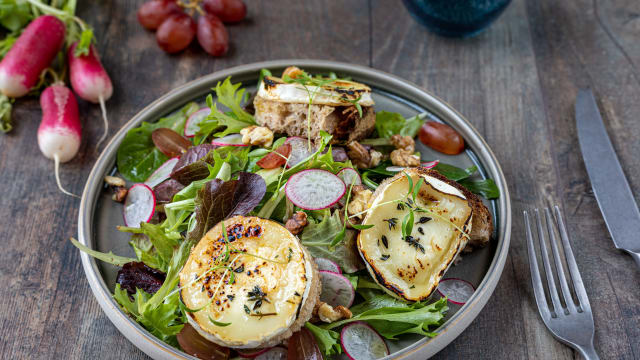 SALADE DE CROUSTILLANT DE CHEVRE - Gourmet Bar Paris Nord Expo, Aulnay-sous-Bois