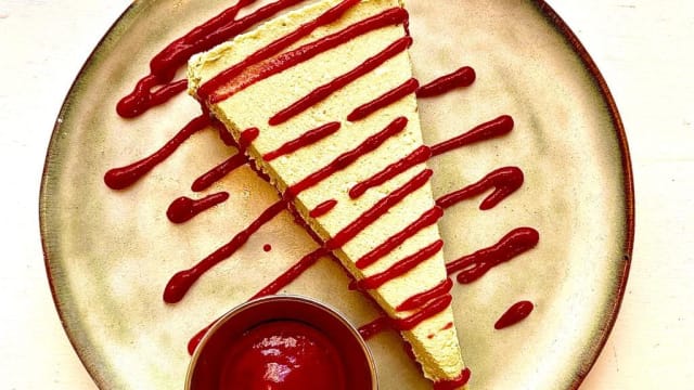 Cheesecake Au Matcha, Coulis De Fruits Rouges - Adn Montmartre, Paris