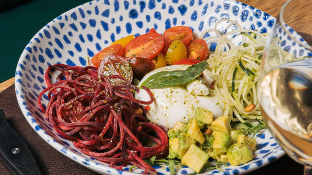 Burratina de "l'empordà" con tomate "cirerol" de 2 colores y aguacate - Mussol - Diagonal, Barcelona