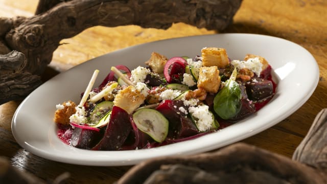 Ensalada de 2 quesos de cabra, remolacha, calabacín y vinagreta de sidra de "l'empordà - Mussol - Diagonal, Barcelona