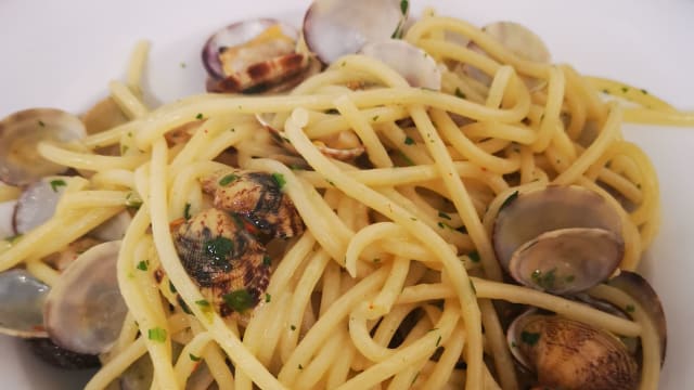 Spaghettoni di gragnano trafilati al bronzo con vongole  veraci - MIRKO E LINO RISTORANTE