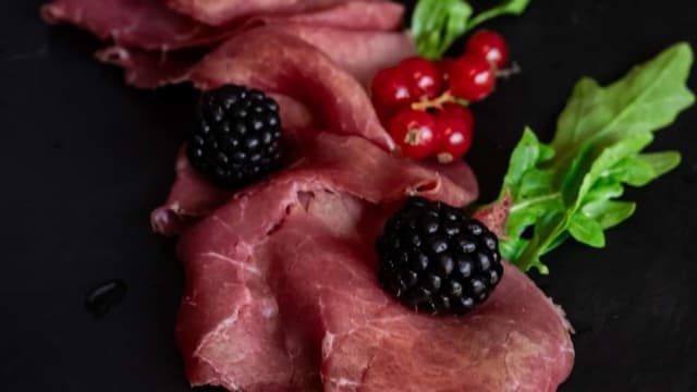 Carpaccio di bufala con rucola e dressing ai frutti di bosco  - MIRKO E LINO RISTORANTE