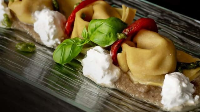 Tortelli farciti di parmigiana, con pomodoro confit, stracciatella, pesto al basilico e crema di melanzane - MIRKO E LINO RISTORANTE