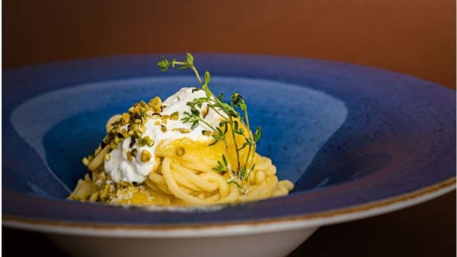 Tonnarelli con crema di pomodorino giallo, stracciatella e granella di nocciole - MIRKO E LINO RISTORANTE