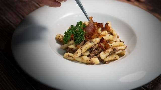 Cavatelli con ragù bianco di manzo, guanciale croccante e crema di tartufo - MIRKO E LINO RISTORANTE