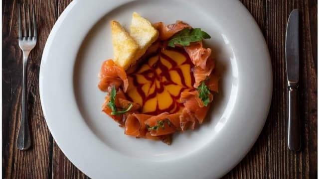 Salmone marinato ai frutti di bosco con polpa di mango e crostini  - MIRKO E LINO RISTORANTE