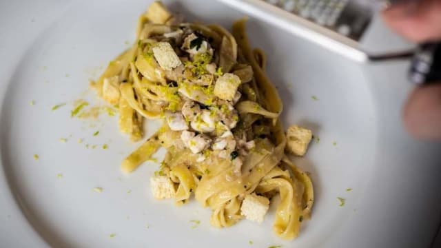 Fettucce in salsa di calamari con dadolata di spigola marinata al lime, e cubotti di pane tostato - MIRKO E LINO RISTORANTE