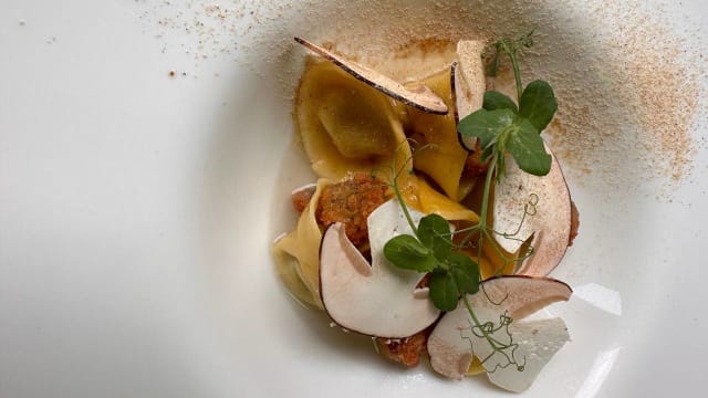 Cappellaccio ripieno di broccoli, fonduta di gorgonzola, zeste di limone e acciuga disidratata - Incontro restaurant&drink, Milan