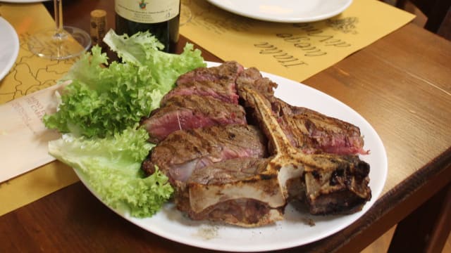 Bistecca alla Fiorentina   /etto - Ristorante Pizzeria Steakhouse Fuorigioco, Florence