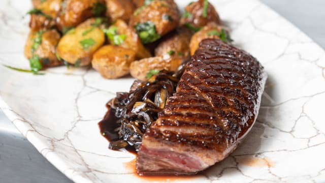 Magret de canard, purée de patate douce et échalotes confites - L'Ardoise du XV, Paris