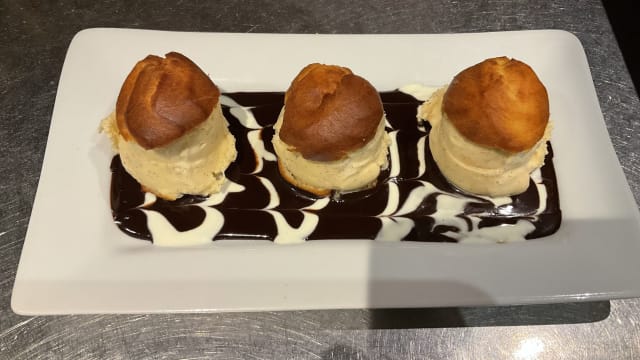 Profiterolles de l’Ile et sa sauce chocolat maison - Le Flore en L'Ile, Paris