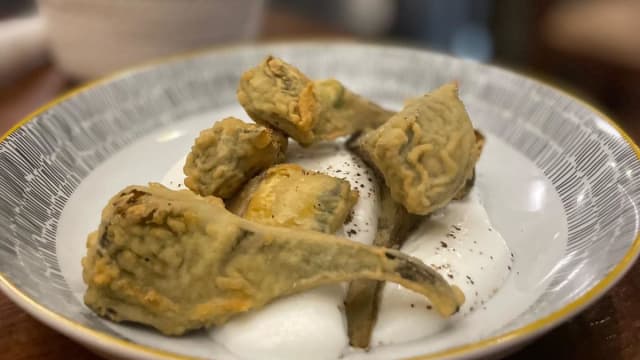 Carciofo in pastella fritto su spuma al pecorino - Da Leopoldo