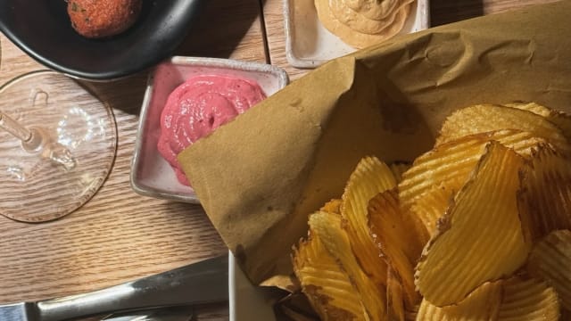 Chips di patate con le nostre salse - Nikō Apulian