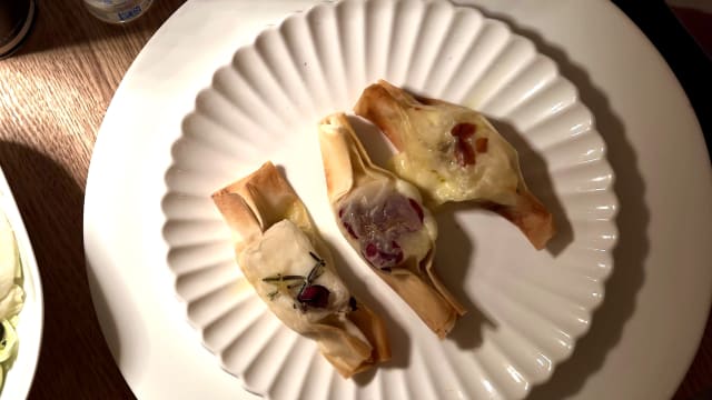 Tris di caramelle di pasta fillo con feta, cacicavallo e scamorza affumicata - Nikō Apulian, Bari