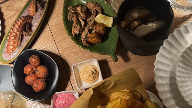 Alici e polpette di seppia fritte - Nikō Apulian, Bari