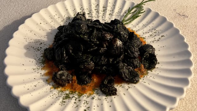 Orecchiette al nero di seppia con polpo cbt su coulisse di salsa corallo e alghe - Nikō Apulian, Bari