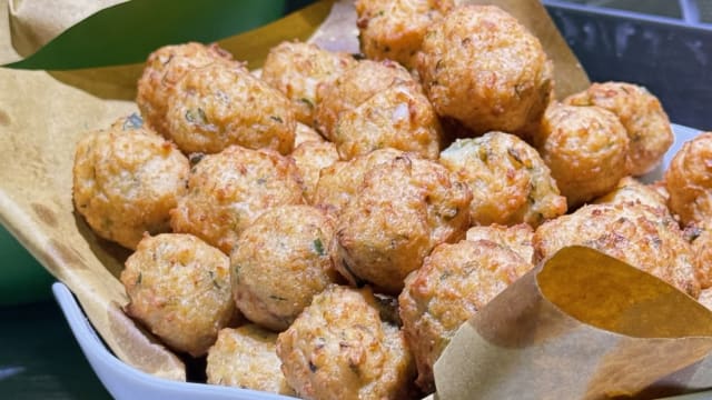 Polpette di pane con pecorino, aglio e prezzemolo - Nikō Apulian, Bari