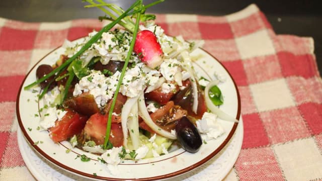 Salade paysanne (tomates, comconbres, poivrons, oignons, feta) - Talos, Paris