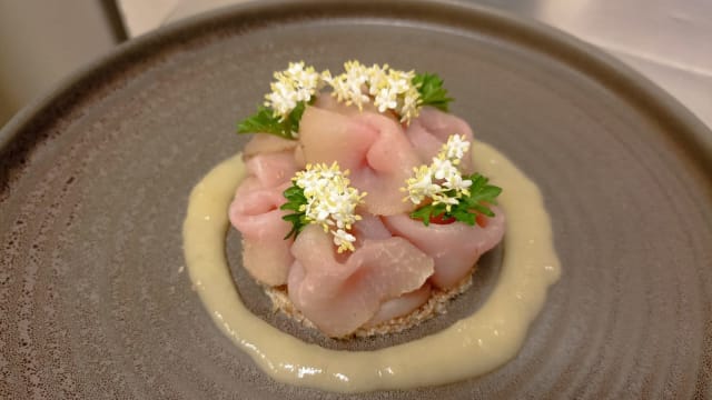  Lonzino di maiale marinato e affumicato al fieno di montagna, crema di mele al sambuco - Ristorante Dolomiti