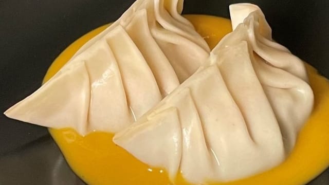 Empanada japonesa rellena de Cigala Y Erizo de Mar - Baelo Gastrónomico