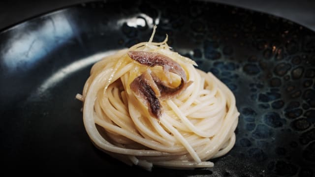 Spaghetto al burro e alici del mar cantabrico aromatizzato al limone di sorrento - La Rufinella