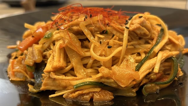 Noodles con pollo piccante e verdure - Kaizen Sushi Bar