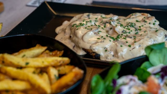 Escalope De Poulet Sauce Champignons - Roast Café