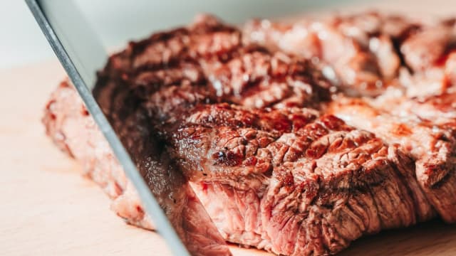 Tagliata di manzo (300g circa) con contorno di rucola. grana e pomodorini - Masseria Gagliardi