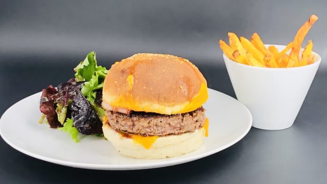 Burger français Savoyard Frites - Le Petit Marcel, Paris