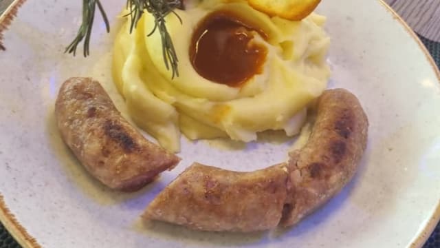 Saucisse au couteau, purée de pommes de terre et son jus maison - La Brasserie