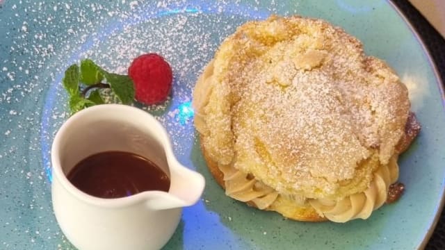 Choux chocolat noisette et chocolat chaud - La Brasserie