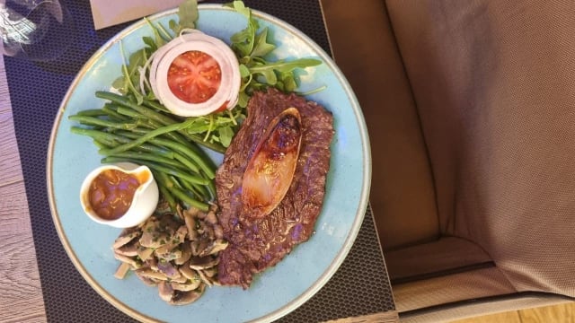 Bavette grillée à l’échalote, poêlée de haricots verts et champignons - La Brasserie