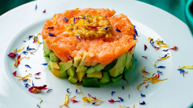 Tartare di salmone su letto di ananas, iceberg e pomodori secchi - Galleria Risto Lounge Coffee Matera