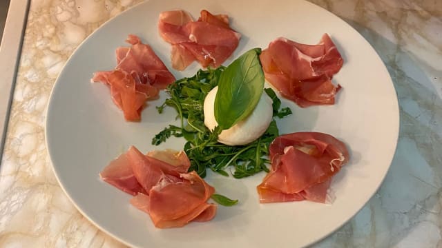 Burrata con crudo su letto di rucola - Dai Borboni, Turin