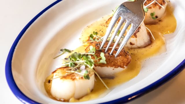 Vieiras coradas, maracujá e cebolinho - Lota da Esquina, Cascais