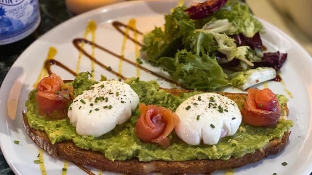 Huevos benedictinos con salmon ahumado - Understreet Market, Madrid