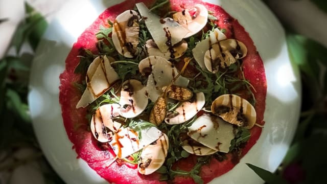 Carpaccio de filete de bovino rúcula cogumelos alcaparras parmesão - Le Jardin D' Éden Lisboa, Lisbon