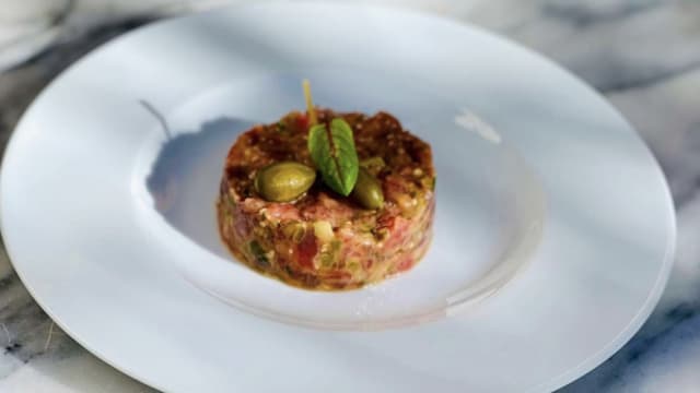 Bife tártaro parisiense corte com faca - Le Jardin D' Éden Lisboa, Lisbon