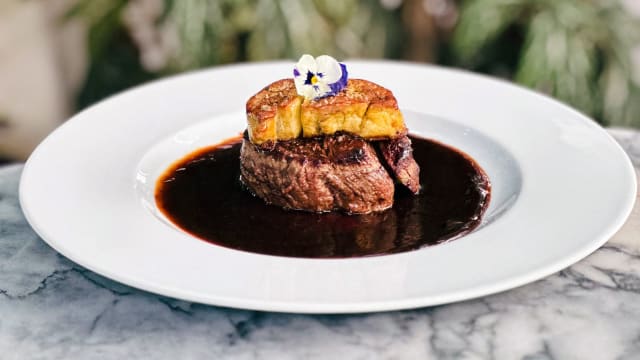 Filete de bovino château estilo rossini servido com puré de batata - Le Jardin D' Éden Lisboa, Lisbon