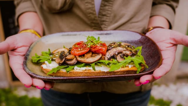 Tosta com queijo serrada estrela, presunto,cogumelos salteadostrufados e rúcula - 28 Restaurante, Lisbon